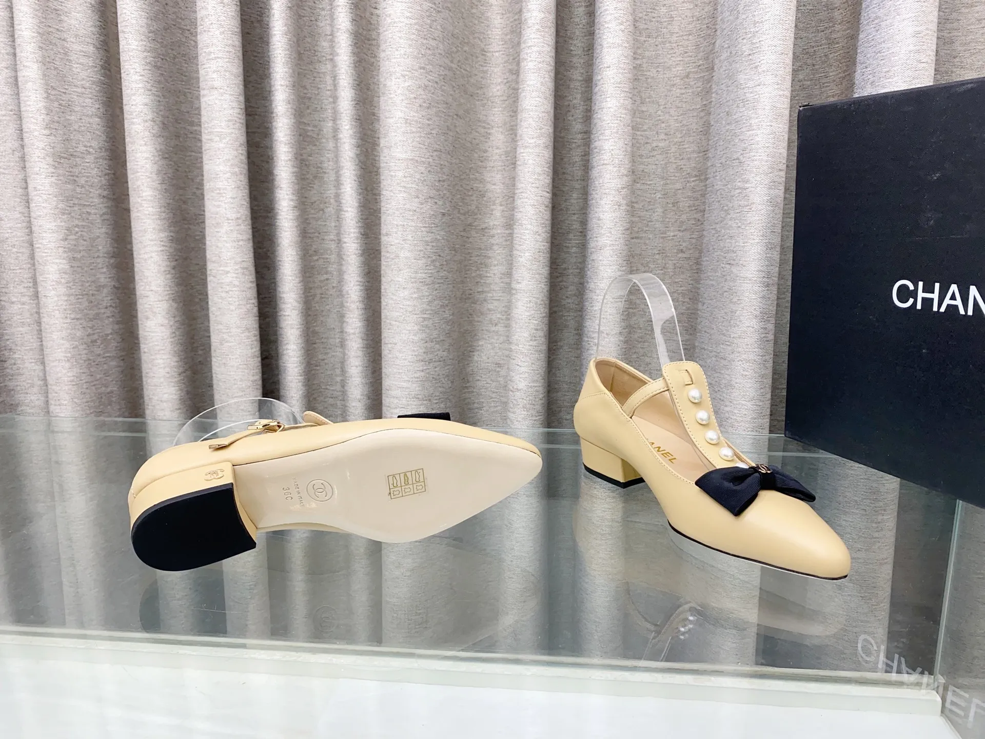👟👟Ex-factory price 620👟👟 25Ss new spring and summer Chanel small fragrant pearl bow Mary Jane shoes. The cute bow decoration is playful and elegant ~ the upper is decorated with pearls, full of exquisiteness, and you can walk properly and beautifully! It's 100% sweet and so beautiful that you can't take your eyes away. It's comfortable and not tiring for your feet. It lengthens your leg lines! Have beauty and wear it with your own style and attitude! Upper: Lambskin Lining: Lambskin lining Sole: Italian genuine leather sole Size: 35-39 (40, 41 customizations are not returnable)